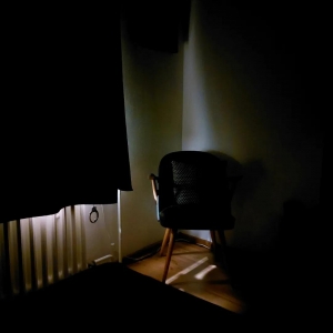 Hinter geschlossenen Vorh&auml;ngen